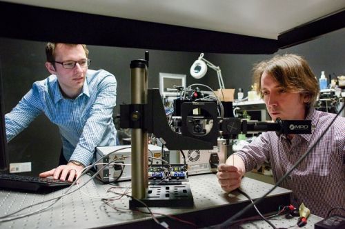 研究人员 David Lindell 和 Matt O'Toole 进行激光系统试验
